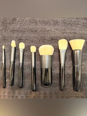Westman Atelier 8-Piece Makeup Brush Set in Black and Cream